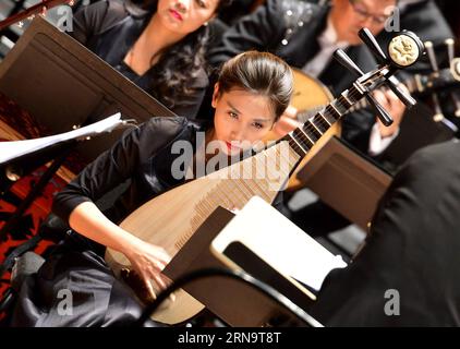 (151218) -- NEW YORK, 18. Dezember 2015 -- Künstler des China National Traditional Orchestra treten auf einer Medienvorschau im Lincoln Center, in New York, USA, am 18. Dezember 2015 auf. Das China National Traditional Orchestra wird zwei Aufführungen traditioneller chinesischer Musik in New York veranstalten. Am Freitag wird im Lincoln Center Pracht der Volksmusik aufgeführt, am Sonntag im Carnegie Hall die Wiederentdeckung der chinesischen Musik. ) US-NEW YORK-CHINA-ORCHESTRA WangxLei PUBLICATIONxNOTxINxCHN 151218 New York DEZ 18 2015 Künstler des China National Traditional Orchestra treten AUF einem Med AUF Stockfoto