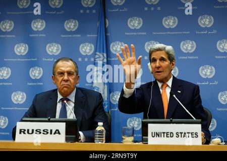UN Sicherheitsrat billigt Friedensplan für Syrien (151219) -- NEW YORK, 19. Dezember 2015 -- US-Außenminister John Kerry (R), der russische Außenminister Sergej Lawrow und der Sondergesandte der Vereinten Nationen für Syrien Staffan de Mistura (nicht abgebildet) halten am 18. Dezember 2015 im UN-Hauptquartier in New York eine Pressekonferenz über Syrien ab. Der UN-Sicherheitsrat hat am Freitag eine Resolution verabschiedet, die darauf abzielt, den Konflikt in Syrien durch Friedensgespräche zu beenden. (azp) UN-USA-RUSSLAND-SYRIEN KONFLIKTPRESSEKONFERENZ LixMuzi PUBLICATIONxNOTxINxCHN der UN-Sicherheitsrat genehmigt Friedensplan für Syrien New York DEC Stockfoto