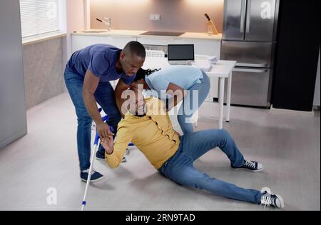 Älterer Älterer Mann – Risiko Des Sturzes Und Des Sturzes Stockfoto