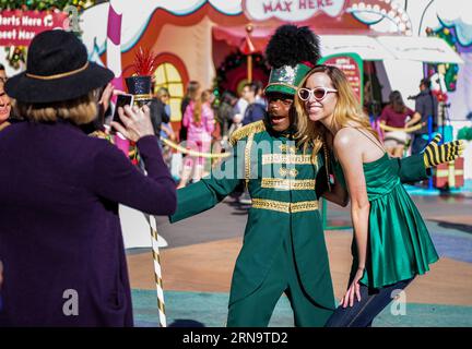 Touristen machen am 18. Dezember 2015 im Freizeitpark Universal Studios Hollywood in Los Angels, Kalifornien, USA Fotos mit einer Figur von Crinstmas. Der Freizeitpark begann vom 18. Dezember bis 3. Januar 2016 mit einer Weihnachtsfeier für Weihnachten und Neujahr. The Grinch stammt aus How the Grinch Stole Christmas, das von dem berühmten amerikanischen Kinderbuchautor Dr. Seuss geschrieben und 2000 zu einem Universal-Film mit dem gleichen Titel gemacht wurde. )(azp) US-HOLLYWOOD-GRINCHMAS ZHANGxCHAOQUN PUBLICATIONxNOTxINxCHN Touristen machen Fotos mit einer Figur von IN den Universal Studios Holly Stockfoto