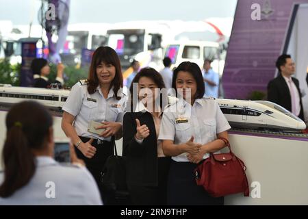 (151219) -- AYUTTHAYA, 19. Dezember 2015 -- Frauen machen Fotos mit einem Modell des Hochgeschwindigkeitszuges Hexie während einer Startzeremonie am Bahnhof Chiang Rak Noi in der zentralthailändischen Provinz Ayutthaya, wo sich das zukünftige Operationskontrollzentrum des Eisenbahnprojekts am 19. Dezember 2015 befinden wird. Thailand und China haben hier am Samstag ein Eisenbahnprojekt gestartet, das den Beginn der bilateralen Zusammenarbeit zur Entwicklung der ersten zweispurigen Eisenbahnstrecke Thailands markiert. ) (cl) START DES EISENBAHNPROJEKTS THAILAND-AYUTTHAYA-CHINA LixMangmang PUBLICATIONxNOTxINxCHN 151219 Ayutthaya DEZ 19 2015 wo Stockfoto