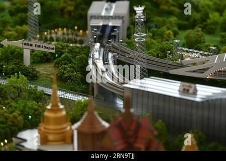 (151219) -- AYUTTHAYA, 19. Dezember 2015 -- Ein Modell des Eisenbahnprojekts wird während einer Eröffnungszeremonie am Bahnhof Chiang Rak Noi in der zentralthailändischen Provinz Ayutthaya gesehen, wo am 19. Dezember 2015 das zukünftige Operationskontrollzentrum des Eisenbahnprojekts angesiedelt sein wird. Thailand und China haben hier am Samstag ein Eisenbahnprojekt gestartet, das den Beginn der bilateralen Zusammenarbeit zur Entwicklung der ersten zweispurigen Eisenbahnstrecke Thailands markiert. ) (cl) START DES EISENBAHNPROJEKTS THAILAND-AYUTTHAYA-CHINA LixMangmang PUBLICATIONxNOTxINxCHN 151219 Ayutthaya DEZ 19 2015 A Modell der Eisenbahn Proje Stockfoto