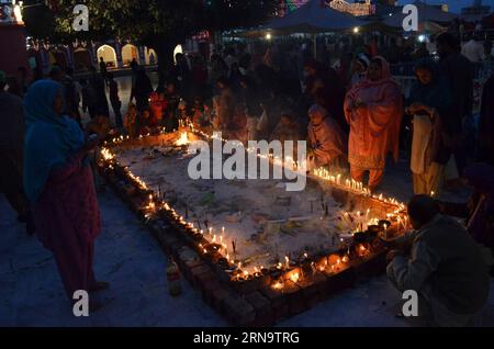 (151220) -- LAHORE, 19. Dezember 2015 -- pakistanische muslimische Anhänger zünden Kerzen und Öllampen am Schrein des Sufi saint Mian mir Sahib an, während eines Festes zum Todestag der heiligen im östlichen pakistanischen Lahore, 19. Dezember 2015. Hunderte von Devotees nehmen an dem zweitägigen Festival Teil. ) PAKISTAN-LAHORE-RELIGIÖSES FESTIVAL JamilxAhmed PUBLICATIONxNOTxINxCHN 151220 Lahore DEZ 19 2015 pakistanische muslimische Devotees Lichterkerzen und Öllampen AM Schrein des Sufi-Heiligen Mian Me Sahib während eines Festivals zum Heiligen-Todestag in Ostpakistan S Lahore DEZ 19 2015 Stockfoto