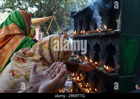 (151220) -- LAHORE, 19. Dezember 2015 -- pakistanische muslimische Anhänger zünden Kerzen und Öllampen am Schrein des Sufi saint Mian mir Sahib an, während eines Festes zum Todestag der heiligen im östlichen pakistanischen Lahore, 19. Dezember 2015. Hunderte von Devotees nehmen an dem zweitägigen Festival Teil. ) PAKISTAN-LAHORE-RELIGIÖSES FESTIVAL JamilxAhmed PUBLICATIONxNOTxINxCHN 151220 Lahore DEZ 19 2015 pakistanische muslimische Devotees Lichterkerzen und Öllampen AM Schrein des Sufi-Heiligen Mian Me Sahib während eines Festivals zum Heiligen-Todestag in Ostpakistan S Lahore DEZ 19 2015 Stockfoto