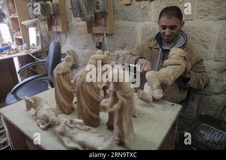 (151220) -- BETHLEHEM, 19. Dezember 2015 -- Ein palästinensischer Zimmermann arbeitet an Holzskulpturen christlicher religiöser Figuren in der Westjordanland-Stadt Bethlehem vor der Feier der Geburt Christi am 19. Dezember. 2015. Christliche Pilger bereiten sich darauf vor, sich im traditionellen Geburtsort Jesu Christi im Westjordanland zu versammeln, um Weihnachten zu feiern. Fadi Arouri) EmadxDrimly PUBLICATIONxNOTxINxCHN 151220 Bethlehem DEZ 19 2015 ein PALÄSTINENSISCHER Zimmermann arbeitet AN Holzskulpturen christlicher religiöser Figuren in der WESTJORDSTADT Bethlehem vor der Feier der Geburt Christi AM Stockfoto