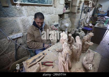 (151220) -- BETHLEHEM, 19. Dezember 2015 -- Ein palästinensischer Zimmermann arbeitet an Holzskulpturen christlicher religiöser Figuren in der Westjordanland-Stadt Bethlehem vor der Feier der Geburt Christi am 19. Dezember. 2015. Christliche Pilger bereiten sich darauf vor, sich im traditionellen Geburtsort Jesu Christi im Westjordanland zu versammeln, um Weihnachten zu feiern. Fadi Arouri) EmadxDrimly PUBLICATIONxNOTxINxCHN 151220 Bethlehem DEZ 19 2015 ein PALÄSTINENSISCHER Zimmermann arbeitet AN Holzskulpturen christlicher religiöser Figuren in der WESTJORDSTADT Bethlehem vor der Feier der Geburt Christi AM Stockfoto