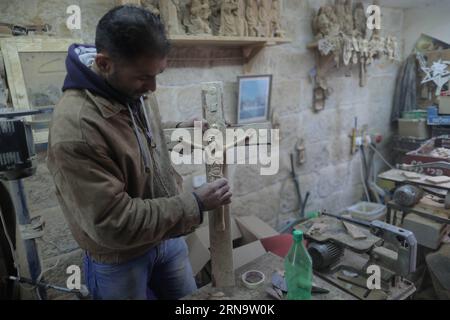 (151220) -- BETHLEHEM, 19. Dezember 2015 -- Ein palästinensischer Zimmermann arbeitet an Holzskulpturen christlicher religiöser Figuren in der Westjordanland-Stadt Bethlehem vor der Feier der Geburt Christi am 19. Dezember. 2015. Christliche Pilger bereiten sich darauf vor, sich im traditionellen Geburtsort Jesu Christi im Westjordanland zu versammeln, um Weihnachten zu feiern. Fadi Arouri) EmadxDrimly PUBLICATIONxNOTxINxCHN 151220 Bethlehem DEZ 19 2015 ein PALÄSTINENSISCHER Zimmermann arbeitet AN Holzskulpturen christlicher religiöser Figuren in der WESTJORDSTADT Bethlehem vor der Feier der Geburt Christi AM Stockfoto