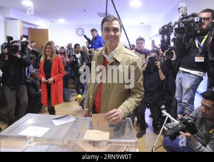 (151220) -- MADRID, 20. Dezember 2015 -- der sozialistische Führer Pedro Sanchez stimmt am 20. Dezember 2015 in einem Wahllokal in Madrid, der Hauptstadt Spaniens, ab. Die allgemeinen Wahlen in Spanien begannen am Sonntag. ) SPANIEN-MADRID-ALLGEMEINE WAHLEN Belen PUBLICATIONxNOTxINxCHN 151220 Madrid DEZ 20 2015 Sozialistischer Führer Pedro Sanchez gibt seine STIMME in einer Wahlstation in Madrid Hauptstadt von Spanien AM DEZ 20 2015 die allgemeinen Wahlen von Spanien begannen AM Sonntag die spanischen Wahlen in Madrid Allgemeine Wahlen Belen PUBLICATIONxNOTxINxCHN Stockfoto