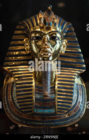 (151221) -- KAIRO, 21. Dezember 2015 -- die neu reparierte goldene Maske des altägyptischen Königs Tutanchamun wird am 21. Dezember 2015 im Ägyptischen Museum in Kairo, Ägypten, ausgestellt. ) ÄGYPTEN-KAIRO-MUSEUM PanxChaoyue PUBLICATIONxNOTxINxCHN 151221 Kairo DEZ 21 2015 die neu reparierte goldene Maske des alten ägyptischen Königs Tutanchamun WIRD IM Ägyptischen Museum in Kairo Ägypten AM DEZ 21 2015 Ägypten Kairo Museum PanxChaoyue PUBLICATIONxNOTxINxCHN ausgestellt Stockfoto