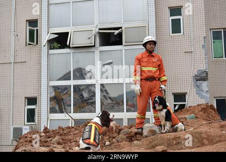 (151222) -- PEKING, 22. Dezember 2015 -- Ein Retter mit zwei Rettungshunden steht am Erdrutsch in einem Industriepark in Shenzhen, Provinz Guangdong in Südchina, 22. Dezember 2015. Eine Leiche wurde am Dienstagmorgen gegen 6 Uhr ausgehoben, nachdem Dutzende von Menschen beim Erdrutsch am Sonntag in Shenzhen begraben wurden. Die Zahl der Vermissten im Erdrutsch wurde von 91 auf 85 geändert, teilte die lokale Regierung am Montagabend mit. (dhf) CHINA-SHENZHEN-LANDSLIDE-RESCUE (CN) LiangxXu PUBLICATIONxNOTxINxCHN 151222 Peking DEZ 22 2015 ein Retter mit zwei Rettungshunden steht AM Standort von Landsli zur Verfügung Stockfoto