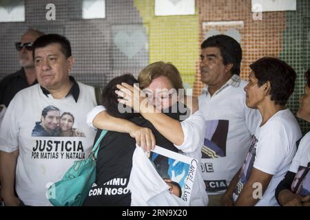 (151222) -- BUENOS AIRES, 22. Dezember 2015 -- Verwandte der Opfer des Zugunfalls, der sich am 22. Februar 2012 in der Station Once ereignete, reagieren während der Handlung, um 46 Monate der Tragödie zu gedenken, bei der am 22. Dezember 2015 in der argentinischen Hauptstadt Buenos Aires 52 Menschen ums Leben kamen. Am 29. Dezember findet die Lesung des Urteils in einem mündlichen und öffentlichen Prozess statt, in dem untersucht wird, was am 22. Februar 2012 geschehen ist. Martin Zabala) ARGENTINA-BUENOS AIRES-SOCIETY-COMEMORATION e MARTINxZABALA PUBLICATIONxNOTxINxCHN 151222 Buenos Aires DEZ 22 2015 Verwandte der Opfer des Zuges Stockfoto