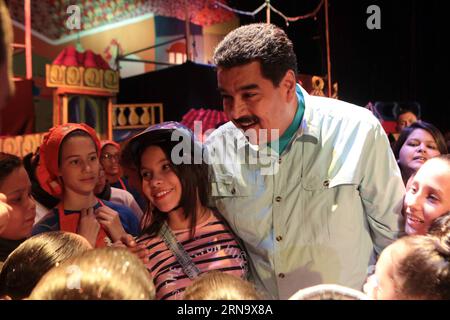 (151223) -- CARACAS, 22. Dezember 2015 -- der venezolanische Präsident Nicolas Maduro (2. R) steht mit Mitgliedern der Cesar Rengifo Kinder- und Jugendbewegung während ihrer Aufführung des Stücks A Christmas in Revolution am Theater der Militärakademie in Caracas, Venezuela, am 22. Dezember 2015. Presidential Press/) (da) (sp) VENEZUELA-CARACAS-POLITICS-MADURO AVN PUBLICATIONxNOTxINxCHN 151223 Caracas DEC 22 2015 Venezolanischer Präsident Nicolas Maduro 2. R steht mit Mitgliedern der Cesar Rengifo Kinder- und Jugendbewegung während ihrer Aufführung des Stückes ein Weihnachten in der Revolution in der Thea Stockfoto