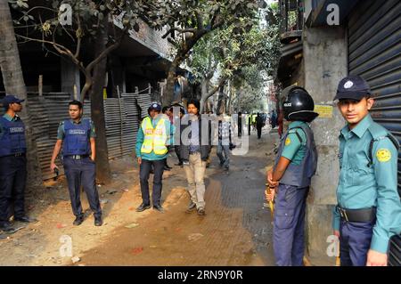 (151224) -- DHAKA, 24. Dezember 2015 -- Ermittler der Polizei- und Kriminalpolizei Bangladeschs inspizieren ein Gebiet während eines Überfalls in Dhaka, Bangladesch, 24. Dezember 2015. Die bangladeschischen Strafverfolgungsbehörden führten am Donnerstag einen Überfall auf ein Versteck des verbotenen islamistischen Outfits Jamaatul Mujahideen Bangladesch (JMB) durch und verhafteten sieben mutmaßliche Militante mit riesigen Sprengstoffen und Granaten in der Hauptstadt Dhaka. BANGLADESCH-DHAKA-RAID SharifulxIslam PUBLICATIONxNOTxINxCHN 151224 Dhaka DEC 24 2015 Ermittler der Polizei- und Strafverfolgungsbehörde BANGLADESCHS inspizieren das Gebiet während eines RAID in Dhaka Banglade Stockfoto