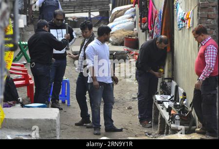 (151224) -- DHAKA, 24. Dezember 2015 -- Ermittler der Polizei- und Kriminalpolizei Bangladeschs inspizieren ein Gebiet während eines Überfalls in Dhaka, Bangladesch, 24. Dezember 2015. Die bangladeschischen Strafverfolgungsbehörden führten am Donnerstag einen Überfall auf ein Versteck des verbotenen islamistischen Outfits Jamaatul Mujahideen Bangladesch (JMB) durch und verhafteten sieben mutmaßliche Militante mit riesigen Sprengstoffen und Granaten in der Hauptstadt Dhaka. BANGLADESCH-DHAKA-RAID SharifulxIslam PUBLICATIONxNOTxINxCHN 151224 Dhaka DEC 24 2015 Ermittler der Polizei- und Strafverfolgungsbehörde BANGLADESCHS inspizieren das Gebiet während eines RAID in Dhaka Banglade Stockfoto