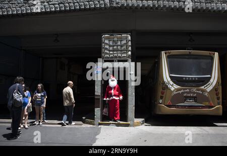 (151224) -- BUENOS AIRES, 24. Dezember 2015 -- Passagiere warten am 24. Dezember 2015 auf Cristian Gabriel Tamasi (R), Fahrer der Buslinie 39, der seine übliche Route als Santa Claus in Buenos Aires, der Hauptstadt Argentiniens, macht. Cristian, 22 Jahre alt, ist seit anderthalb Jahren Busfahrer. Er entschied sich, als Weihnachtsmann gekleidet zu arbeiten, um den Passagieren Freude zu bereiten und den Weihnachtsgeist zu verbreiten. Martin Zabala) (fnc) (Ah) ARGENTINIEN-BUENOS AIRES-SOCIETY-CHRISTMAS e MARTINxZABALA PUBLICATIONxNOTxINxCHN 151224 Buenos Aires DEC 24 2015 Passagiere Warten Sie auf Cristian Gabriel Tamasi r Fahrer o Stockfoto