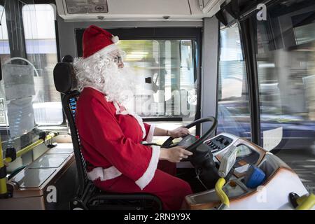 (151224) -- BUENOS AIRES, 24. Dezember 2015 -- Cristian Gabriel Tamasi, Fahrer der Buslinie 39, macht am 24. Dezember 2015 in Buenos Aires, Hauptstadt Argentiniens, seine übliche Route als Santa Claus verkleidet. Cristian, 22 Jahre alt, ist seit anderthalb Jahren Busfahrer in der Firma, in der auch sein Vater arbeitet. Er entschied sich, als Weihnachtsmann gekleidet zu arbeiten, um den Passagieren Freude zu bereiten und den Weihnachtsgeist zu verbreiten. Martin Zabala) (fnc) (Ah) ARGENTINIEN-BUENOS AIRES-SOCIETY-CHRISTMAS e MARTINxZABALA PUBLICATIONxNOTxINxCHN 151224 Buenos Aires DEC 24 2015 Cristian Gabriel Tamasi Fahrer des B Stockfoto