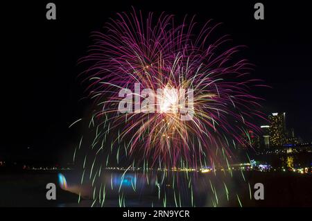 (151226) -- TORONTO, 25. Dezember 2015 -- Feuerwerke werden während des Winter Festival of Lights 2015 in Niagara Falls, Kanada, 25. Dezember 2015 gesehen. Das Winter Festival of Lights 2015, das vom 21. November 2015 bis zum 31. Januar 2016 stattfindet, ist eines der führenden Beleuchtungsfestivals in Kanada und zieht Hunderttausende von Menschen an. ) KANADA-NIAGARA FALLS-WINTER FESTIVAL OF LIGHTS-CHRISTMAS NIGHT ZouxZheng PUBLICATIONxNOTxINxCHN 151226 Toronto DEC 25 2015 Feuerwerke sind Seen während des 2015 Winter Festival of Lights in Niagara Falls Canada DEC 25 2015 als eines der wichtigsten Beleuchtungsfestivals in CAN Stockfoto