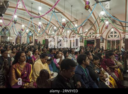 (151225) -- KOLKATA, 25. Dezember 2015 -- indische christliche Gläubige nehmen an einem Massengebet in St. Teresa Church for Christmas in Kolkata, Hauptstadt des ostindischen Bundesstaates West Bengal, 25. Dezember 2015. Trotz der Tatsache, dass in Indien Christen eine Minderheit sind, aber Weihnachten wird im ganzen Land mit viel Fanfare und Eifer gefeiert. ) INDIEN-KOLKATA-WEIHNACHTSFEIER TumpaxMondal PUBLICATIONxNOTxINxCHN 151225 Kolkata DEZ 25 2015 christliche Gläubige AUS INDIEN nehmen an einem Weihnachtsgebet in DER St. Teresa Kirche in Kolkata, Hauptstadt des ostindischen Bundesstaates WESTBENGALEN DEZ 25 2015 Teil, trotz der Tatsache, dass sie in der Kirche von St. Teresa weihnachtlich FEIERN Stockfoto