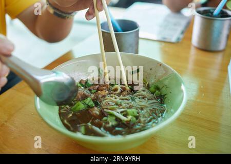 Reis-Vermicelli-Nudeln mit geschmortem Rindfleisch und Fleischbällchen in einer Schüssel Stockfoto