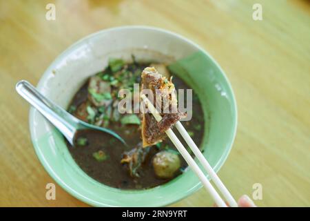 Reisnudeln mit geschmortem Rindfleisch und Fleischbällchen in einer Schüssel Stockfoto