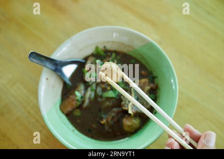 Reisnudeln mit geschmortem Rindfleisch und Fleischbällchen in einer Schüssel Stockfoto