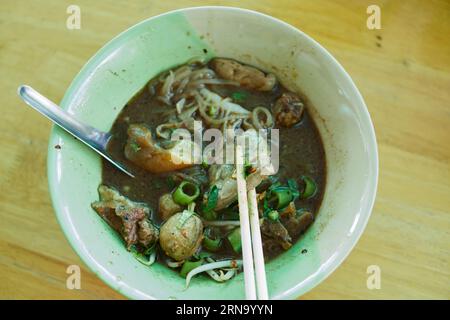 Reisnudeln mit geschmortem Rindfleisch und Fleischbällchen in einer Schüssel Stockfoto
