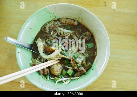 Reisnudeln mit geschmortem Rindfleisch und Fleischbällchen in einer Schüssel Stockfoto