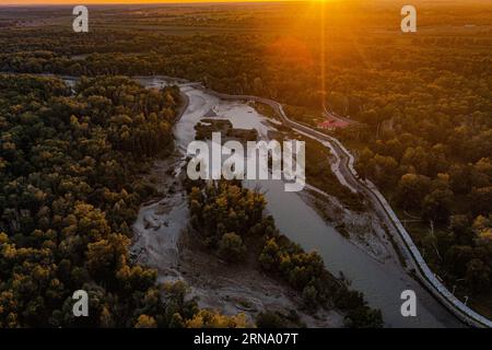 Luftbild zeigt die Frühherbstlandschaft des Birkenwaldes im Habahe County, Präfektur Altay, im Nordwesten Chinas Xinjiang Uygur Autonomous Regi Stockfoto