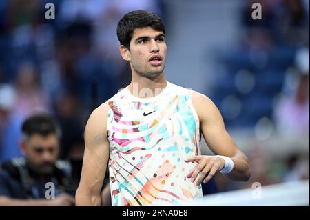 New York, USA. August 2023 31. Carlos Alcaraz aus Spanien bereitet sich auf das Spiel gegen Lloyd Harris aus Südafrika in der Men's Single Second Round Match auf Arthur Ashe während des US Open Tennis Turniers 2023 vor, im USTA Billie Jean King National Tennis Center, Flushing Corona Park, New York, NY, August 31, 2023. Keys besiegte Wickmayer in geraden Sätzen. (Foto: Anthony Behar/SIPA USA)Yanina Credit: SIPA USA/Alamy Live News Stockfoto