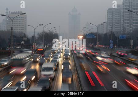 (151229) -- PEKING, 29. Dezember 2015 -- Motorwagen laufen unter starkem Smog in Peking, Hauptstadt von China, 29. Dezember 2015. Es wird erwartet, dass in Nordchina bis zum 30. Dezember verdorbene Tage verbleiben. Nordchina ist seit dem Winter von starker Verschmutzung betroffen. ) (lfj) CHINA-BEIJING-POLLUTION (CN) YinxGang PUBLICATIONxNOTxINxCHN 151229 Beijing DEZ 29 2015 Motorautos laufen unter schwerem Smog in Peking Hauptstadt Chinas DEZ 29 2015 Smoggy days will lay to DEC 30 in Nordchina Nordchina wird seit dem Winter von schwerer Verschmutzung belästigt lfj China Pekinger Verschmutzung CN YinxGang PUBLICATIONXN Stockfoto