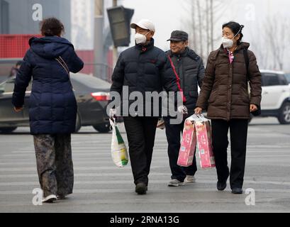 (151229) -- PEKING, 29. Dezember 2015 -- Bewohner, die Masken tragen, gehen unter starkem Smog in Peking, Hauptstadt von China, 29. Dezember 2015. Es wird erwartet, dass in Nordchina bis zum 30. Dezember verdorbene Tage verbleiben. Nordchina ist seit dem Winter von starker Verschmutzung betroffen. ) (lfj) CHINA-BEIJING-POLLUTION (CN) ShenxBohan PUBLICATIONxNOTxINxCHN 151229 Peking DEZ 29 2015 Bewohner, die Masken tragen, gehen unter schwerem Smog in Peking Hauptstadt von China DEZ 29 2015 Smoggy Tage werden erwartet, um DEC 30 in Nordchina zu verharren Nordchina wurde von der schweren Verschmutzung seit dem Winter kam lfj belästigt China Peking Umfrage Stockfoto
