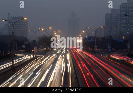 (151229) -- PEKING, 29. Dezember 2015 -- Motorwagen laufen unter starkem Smog in Peking, Hauptstadt von China, 29. Dezember 2015. Es wird erwartet, dass in Nordchina bis zum 30. Dezember verdorbene Tage verbleiben. Nordchina ist seit dem Winter von starker Verschmutzung betroffen. ) (lfj) CHINA-BEIJING-POLLUTION (CN) YinxGang PUBLICATIONxNOTxINxCHN 151229 Beijing DEZ 29 2015 Motorautos laufen unter schwerem Smog in Peking Hauptstadt Chinas DEZ 29 2015 Smoggy days will lay to DEC 30 in Nordchina Nordchina wird seit dem Winter von schwerer Verschmutzung belästigt lfj China Pekinger Verschmutzung CN YinxGang PUBLICATIONXN Stockfoto