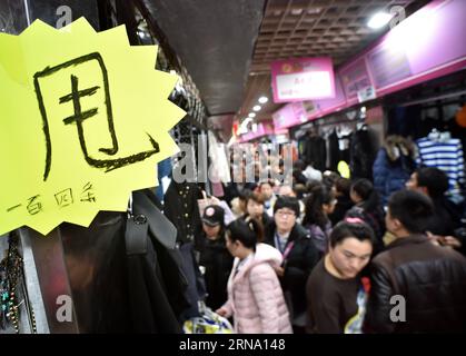 (151229) -- PEKING, 29. Dezember 2015 -- Anwohner jagen sich um den Kauf von Kleidungsstücken im Julong Foregin Trade Garment Store im Zoo Market Area im Zentrum von Xicheng District in Peking, Hauptstadt von China, 29. Dezember 2015. Die Julong Foreign Trade Garment City wird am 31. Dezember geschlossen, ein Schritt der Pekinger Regierung, die Märkte im Zoo-Marktgebiet schrittweise in die benachbarte Provinz Hebei zu verlagern, um Verkehrsstaus und Bevölkerungsdichte in der Hauptstadt zu reduzieren. Durch die Verlegung werden schließlich 300.000 Quadratmeter geräumt und etwa 30.000 Arbeiter in weniger überfüllte Vororte verlegt. ) (lfj) C Stockfoto