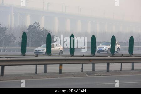(151229) -- PEKING, 29. Dezember 2015 -- Motorwagen laufen unter starkem Smog in Peking, Hauptstadt von China, 29. Dezember 2015. Es wird erwartet, dass in Nordchina bis zum 30. Dezember verdorbene Tage verbleiben. Nordchina ist seit dem Winter von starker Verschmutzung betroffen. ) (lfj) CHINA-BEIJING-POLLUTION (CN) LixMingfang PUBLICATIONxNOTxINxCHN 151229 Beijing DEC 29 2015 Motorwagen laufen unter schwerem Smog in Peking Hauptstadt Chinas DEC 29 2015 Smoggy days will lay to DEC 30 in Nordchina Nordchina wird seit dem Winter von schwerer Verschmutzung belästigt lfj China Pekinger Verschmutzung CN LixMingfang PUBLICA Stockfoto