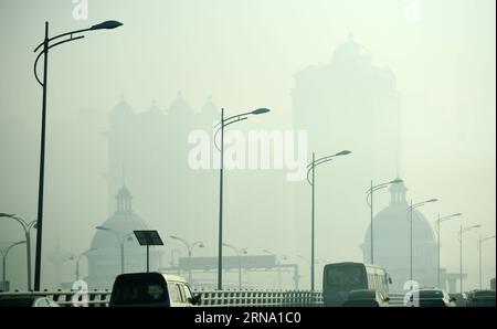 (151230) -- HARBIN, 30. Dezember 2015 -- Foto vom 30. Dezember 2015 zeigt die mit Smog bedeckten Gebäude in Harbin, der Hauptstadt der nordöstlichen Provinz Heilongjiang. Am Mittwoch traf starker Smog auf die Stadt.) (Ry) CHINA-HEILONGJIANG-HARBIN-SMOG (CN) WangxJianwei PUBLICATIONxNOTxINxCHN 151230 Harbin DEZ 30 2015 Foto aufgenommen AM DEZ 30 2015 zeigt die Smog-ummantelten Gebäude in Harbin Hauptstadt von Nordostchina S Heilongjiang Provinz Heavy Smog traf die Stadt AM Mittwoch Ry China Heilongjiang Harbin Smog CN WangxJianwei PUxBLINN Stockfoto