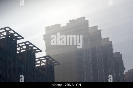 (151230) -- HARBIN, 30. Dezember 2015 -- Foto vom 30. Dezember 2015 zeigt die mit Smog bedeckten Gebäude in Harbin, der Hauptstadt der nordöstlichen Provinz Heilongjiang. Am Mittwoch traf starker Smog auf die Stadt.) (Ry) CHINA-HEILONGJIANG-HARBIN-SMOG (CN) WangxJianwei PUBLICATIONxNOTxINxCHN 151230 Harbin DEZ 30 2015 Foto aufgenommen AM DEZ 30 2015 zeigt die Smog-ummantelten Gebäude in Harbin Hauptstadt von Nordostchina S Heilongjiang Provinz Heavy Smog traf die Stadt AM Mittwoch Ry China Heilongjiang Harbin Smog CN WangxJianwei PUxBLINN Stockfoto