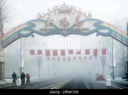 (151230) -- HARBIN, 30. Dezember 2015 -- Foto aufgenommen am 30. Dezember 2015 zeigt die von Smog umhüllte Straße zur Sonneninsel in Harbin, der Hauptstadt der nordöstlichen Provinz Heilongjiang. Am Mittwoch traf starker Smog auf die Stadt.) (Ry) CHINA-HEILONGJIANG-HARBIN-SMOG (CN) WangxJianwei PUBLICATIONxNOTxINxCHN 151230 Harbin DEC 30 2015 Foto aufgenommen AUF DEC 30 2015 zeigt die Smog-ummantelte Straße zur Sonne Island in Harbin Hauptstadt Nordostchinas S Heilongjiang Provinz Heavy Smog traf die Stadt AM Mittwoch Ry China Heilongjiang Harbin Smog CN PangBLATXIxTJixTIxN Stockfoto