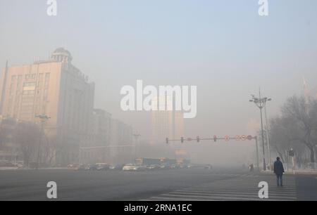 (151230) -- HARBIN, 30. Dezember 2015 -- Foto aufgenommen am 30. Dezember 2015 zeigt die von Smog bedeckte Straße in der Innenstadt von Harbin, der Hauptstadt der nordöstlichen Provinz Heilongjiang. Am Mittwoch traf starker Smog auf die Stadt.) (Ry) CHINA-HEILONGJIANG-HARBIN-SMOG (CN) XuxZheng PUBLICATIONxNOTxINxCHN 151230 Harbin DEC 30 2015 Foto aufgenommen AUF DEC 30 2015 zeigt die Smog-ummantelte Straße in Downtown Harbin Hauptstadt von Nordostchina S Provinz Heilongjiang Heavy Smog traf die Stadt AM Mittwoch Ry China Heilongjiang Harbin Smog CN XuxZATICxBLINN Stockfoto