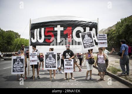 (151229) -- BUENOS AIRES, 29. Dezember 2015 -- Angehörige von Opfern eines Eisenbahnunfalls, der sich am 22. Februar 2012 bei einem Protest vor den Bundesgerichten von Comodoro Py in Buenos Aires, der Hauptstadt Argentiniens, ereignete, 29. Dezember 2015. Das argentinische Gericht verurteilte am Dienstag eine Reihe ehemaliger Beamter und Geschäftsleute wegen eines Eisenbahnunfalls, bei dem im Februar 2012 in Buenos Aires 51 Menschen ums Leben kamen, zu Gefängnisstrafen. Martin Zabala) (jg) (Ah) ARGENTINA-BUENOS AIRES-JUSTICE-SENTENCE e MARTINxZABALA PUBLICATIONxNOTxINxCHN 151229 Buenos Aires DEC 29 2015 Verwandte von Opfern einer Eisenbahn AC Stockfoto