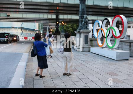 TOKIO, JAPAN - 28. Juli 2021: Am späten Nachmittag fotografieren die Menschen ein Denkmal des Olympischen Rings auf der Nihonbashi-Brücke. Stockfoto