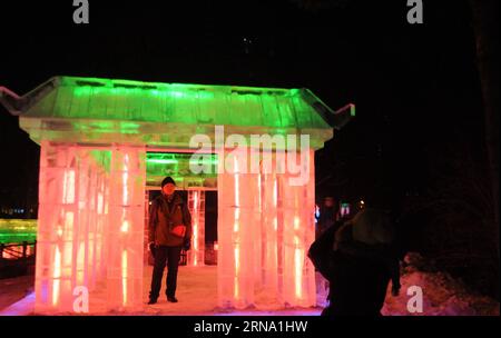 (151230) -- HARBIN, 30. Dezember 2015 -- Touristen besuchen eine Eisskulptur, die von farbigen Lichtern beleuchtet wird, in Harbin, der Hauptstadt der nordöstlichen chinesischen Provinz Heilongjiang, 30. Dezember 2015. Die 42. Harbin Ice Light Garden Party startete am Mittwoch ihren Testlauf, der viele Besucher anlockte. ) (zhs) CHINA-HARBIN-TOURISM-ICE-LIGHT (CN) XuxZheng PUBLICATIONxNOTxINxCHN 151230 Harbin DEC 30 2015 Touristen besuchen EISSKULPTUR beleuchtet durch farbige Lichter in Harbin Hauptstadt von Nordostchina S Heilongjiang Provinz DEC 30 2015 die 42. Harbin ICE Light Garden Party startete ihren Probelauf AM Mittwoch WHI Stockfoto