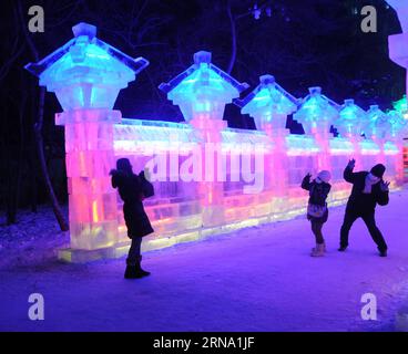 (151230) -- HARBIN, 30. Dezember 2015 -- Touristen besuchen eine Eisskulptur, die von farbigen Lichtern beleuchtet wird, in Harbin, der Hauptstadt der nordöstlichen chinesischen Provinz Heilongjiang, 30. Dezember 2015. Die 42. Harbin Ice Light Garden Party startete am Mittwoch ihren Testlauf, der viele Besucher anlockte. ) (zhs) CHINA-HARBIN-TOURISM-ICE-LIGHT (CN) XuxZheng PUBLICATIONxNOTxINxCHN 151230 Harbin DEC 30 2015 Touristen besuchen EISSKULPTUR beleuchtet durch farbige Lichter in Harbin Hauptstadt von Nordostchina S Heilongjiang Provinz DEC 30 2015 die 42. Harbin ICE Light Garden Party startete ihren Probelauf AM Mittwoch WHI Stockfoto