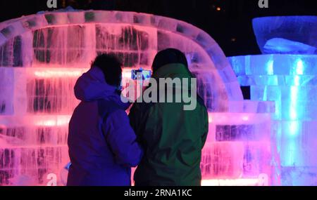 (151230) -- HARBIN, 30. Dezember 2015 -- Touristen besuchen Eisskulpturen, die von farbigen Lichtern beleuchtet werden, in Harbin, der Hauptstadt der nordöstlichen chinesischen Provinz Heilongjiang, 30. Dezember 2015. Die 42. Harbin Ice Light Garden Party startete am Mittwoch ihren Testlauf, der viele Besucher anlockte. ) (zhs) CHINA-HARBIN-TOURISM-ICE-LIGHT (CN) XuxZheng PUBLICATIONxNOTxINxCHN 151230 Harbin DEC 30 2015 Touristen besuchen EISSKULPTUREN, die von farbigen Lichtern beleuchtet werden, in Harbin Capital of Northeast China S Heilongjiang Province DEC 30 2015 die 42. Harbin ICE Light Garden Party startete ihren Probelauf AM Mittwoch, was a Stockfoto
