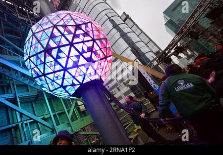 - Der Times Square Silvester Ball wird am Tag vor der Silvesterfeier auf dem Dach des One Times Square in New York, USA, am 30. Dezember 2015 getestet. Der legendäre Times Square Silvester Ball wird beleuchtet und am Mittwoch zur abschließenden Vorbereitung auf den 130 Meter hohen Gipfel des One Times Square geschickt. Die 32.000 LEDs, die sich in der Kugel befinden, können über Software individuell gesteuert werden. ) U.S.-NEW YORK-TIMES SQUARE-CRYSTAL BALL WangxLei PUBLICATIONxNOTxINxCHN der Times Square New Year S Eve Ball WIRD am Tag vor den Feierlichkeiten von Silvester auf dem Dach des Einen getestet Stockfoto