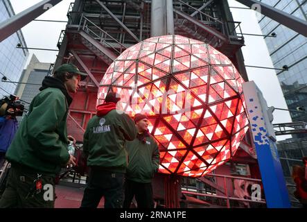 - Der Times Square Silvester Ball wird am Tag vor der Silvesterfeier auf dem Dach des One Times Square in New York, USA, am 30. Dezember 2015 getestet. Der legendäre Times Square Silvester Ball wird beleuchtet und am Mittwoch zur abschließenden Vorbereitung auf den 130 Meter hohen Gipfel des One Times Square geschickt. Die 32.000 LEDs, die sich in der Kugel befinden, können über Software individuell gesteuert werden. ) U.S.-NEW YORK-TIMES SQUARE-CRYSTAL BALL WangxLei PUBLICATIONxNOTxINxCHN der Times Square New Year S Eve Ball WIRD am Tag vor den Feierlichkeiten von Silvester auf dem Dach des Einen getestet Stockfoto