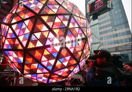 - Der Times Square Silvester Ball wird am Tag vor der Silvesterfeier auf dem Dach des One Times Square in New York, USA, am 30. Dezember 2015 getestet. Der legendäre Times Square Silvester Ball wird beleuchtet und am Mittwoch zur abschließenden Vorbereitung auf den 130 Meter hohen Gipfel des One Times Square geschickt. Die 32.000 LEDs, die sich in der Kugel befinden, können über Software individuell gesteuert werden. ) U.S.-NEW YORK-TIMES SQUARE-CRYSTAL BALL WangxLei PUBLICATIONxNOTxINxCHN der Times Square New Year S Eve Ball WIRD am Tag vor den Feierlichkeiten von Silvester auf dem Dach des Einen getestet Stockfoto