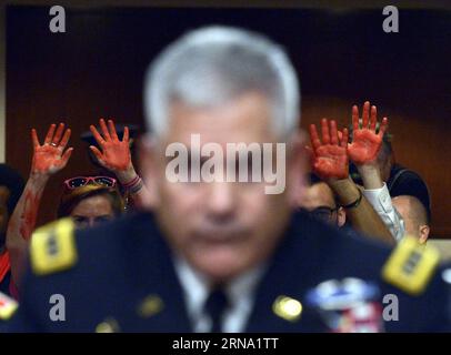 Die Demonstranten halten die rot gemalten Hände hoch, als der Kommandant der US-Streitkräfte in Afghanistan John Campbell während einer Anhörung des Senate Armed Services Committee auf dem Capitol Hill in Washington D.C., USA, am 6. Oktober 2015 aussagt. XINHUA WORLD PHOTOS OF THE YinxBogu PUBLICATIONxNOTxINxCHN Demonstranten Hold up their hands Painted Red as Commander of US Forces in Afghanistan John Campbell bezeugt während einer Anhörung des Senate Armed Services Committee AUF DEM Capitol Hill in Washington D C das US OCT 6 2015 XINHUA World Photos of das Jahr YinxBogu PUBLICATIONxNOTxINxCHN Stockfoto