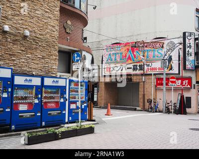 TOKIO, JAPAN - 29. August 2023: Straße in Tokios Yushima Gegend mit Restaurants, Clubs und einer Reihe von Getränkeautomaten. Stockfoto