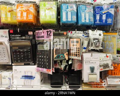 TOKIO, JAPAN - 27. August 2023: Schreibwaren wie Taschenrechner, Münzhüllen, Bürostempel und Stifthalter werden im Daiso 100 Yen Shop ausgestellt. Stockfoto