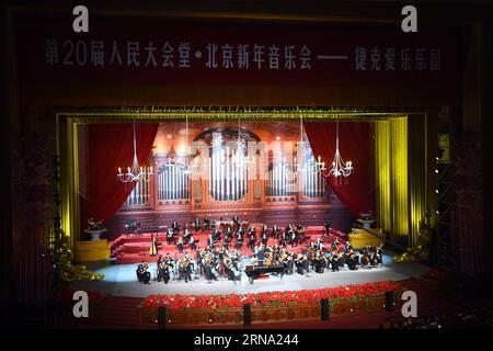 (151231) -- PEKING, 31. Dezember 2015 -- Musiker treten beim Neujahrskonzert 2016 in der Großen Halle des Volkes in Peking, China, am 31. Dezember 2015 auf. Das Konzert wurde von Mitgliedern der Tschechischen Philharmoniker unter der Leitung von Petr Altrichter aufgeführt. (zhs) CHINA-PEKING-NEUJAHRSKONZERT (CN) JinxLiangkuai PUBLICATIONxNOTxINxCHN 151231 Peking DEC 31 2015 Musiker treten BEIM Peking 2016 Neujahrskonzert in der Großen Halle der Prominenten in Peking China DEC 31 2015 das Konzert auf, das von Mitgliedern der Tschechischen Philharmonie aufgeführt und von Petr Altrichter zhs China geleitet wird Peking Ne Stockfoto